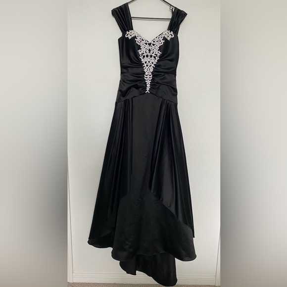 Masquerade Elegant Black Dress with white Embellishments - Picture 1 of 5